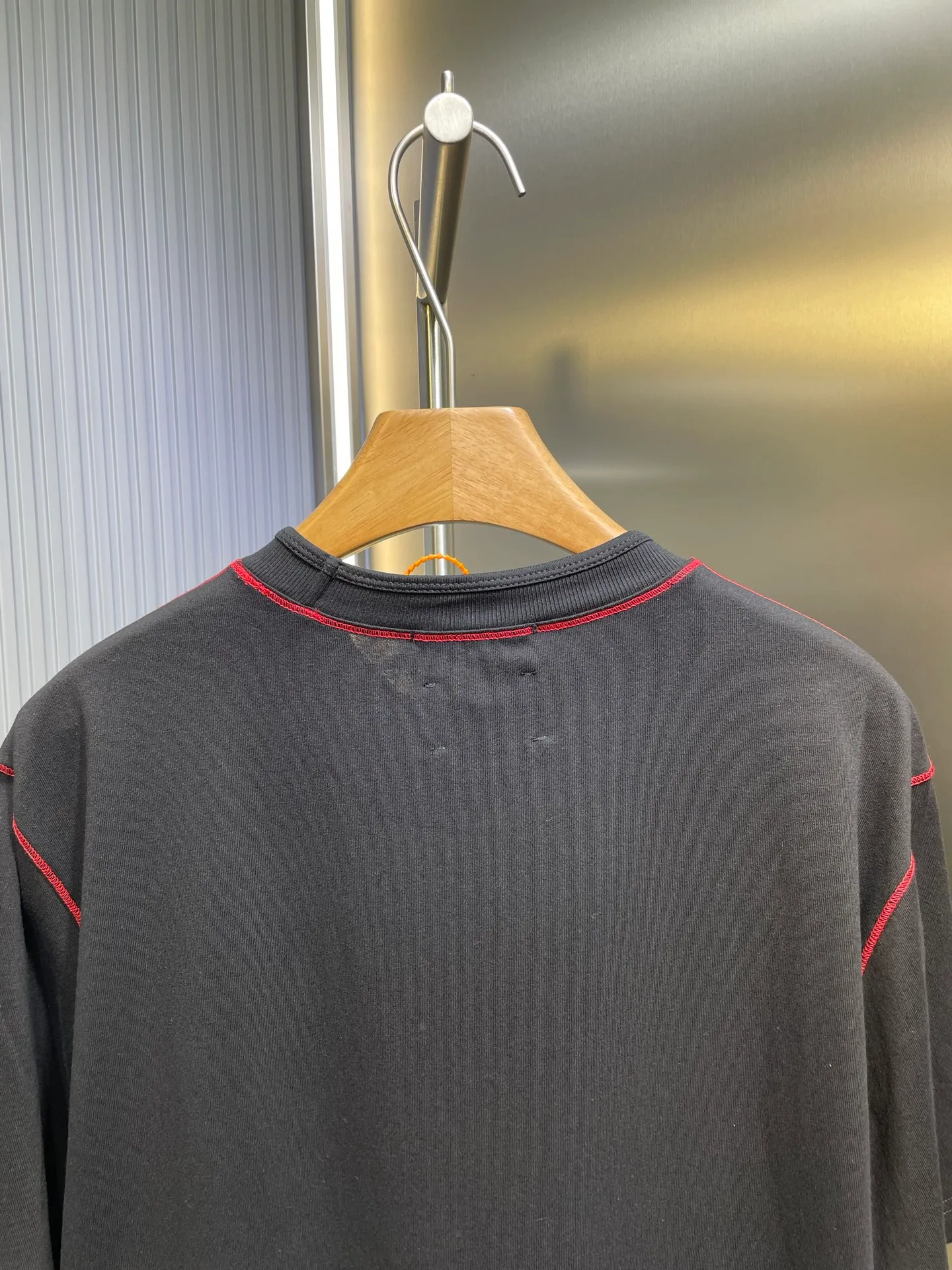 🅿️280 Stonelsland badge embroidered short sleeves. Customized elegant black silk cotton and linen plain fabric. Delicate and smooth, comfortable and skin-friendly. The iconic red Compass badge embroidery on the chest highlights the brand's imprint. Stitch art. The beauty of contrasting colors. The red stitches jump on the black base. The collision of fashion and creativity exudes irresistible charm. Process 1: Using imported machine embroidery technology, using advanced computer control systems and precision mechanical components to realize the red Compass badge embroidery operation. High precision, smooth and delicate lines. Process 2: Special machine for back-bottomed topstitch fine sewing. Special machine is used for topstitch sewing. The reverse side of the clothing is required to be carefully prepared before sewing. Ensure straight sewing lines, even stitches, smooth edges and beautiful appearance. Process 3: The fabrics are washed and have a better hand feel. Not easy to deform, not easy to shrink, not easy to fade, and maintain long-term beauty. Accessories: Customized 1:1 Stonelsland trademark. Version: Loose fit Size: S M L XL Style number: 25142-A20